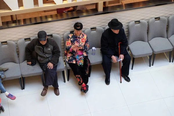 Nsanlar Lüks Alışveriş Merkezi Dinleniyor Çok Lüks Marka Restoranlar Içinde — Stok fotoğraf