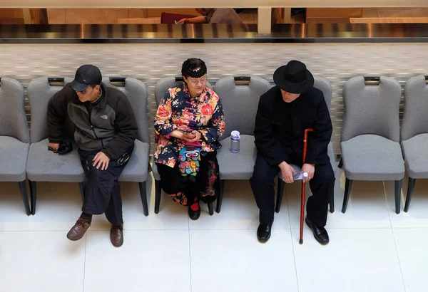 Nsanlar Lüks Alışveriş Merkezi Dinleniyor Çok Lüks Marka Restoranlar Içinde — Stok fotoğraf