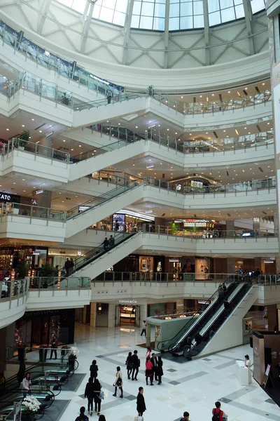 麦肯锡最新研究显示 2015年 中国上海的购物中心占全球奢侈品销量的 或1800亿人民币 270亿美元 — 图库照片