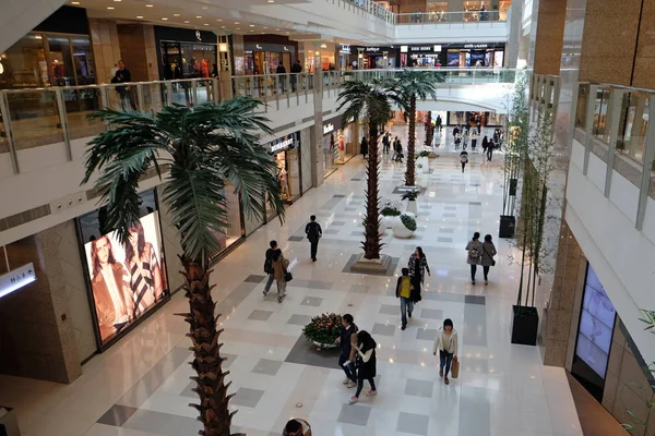 麦肯锡最新研究显示 2015年 中国上海的购物中心占全球奢侈品销量的 或1800亿人民币 270亿美元 — 图库照片