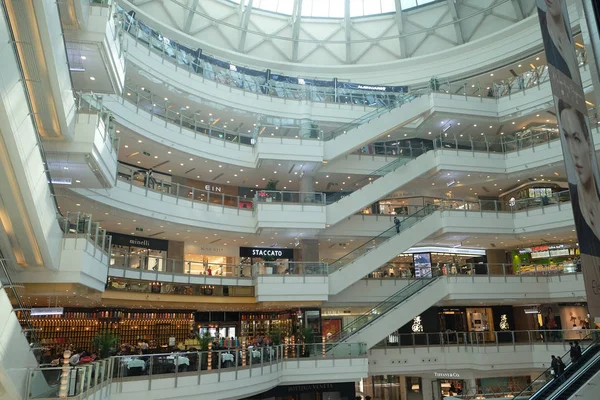 麦肯锡最新研究显示 2015年 中国上海的购物中心占全球奢侈品销售的 或1800亿人民币 270亿美元 — 图库照片