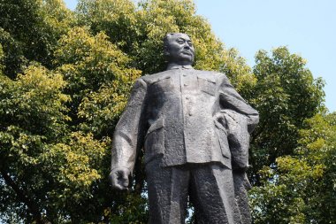 Chen Yi, Şangay Shanghai Bund üzerinde ilk Belediye Başkanı heykeli. Bu 5.6m yüksek bronz heykel Şanghay, Çin ' 1993 dikildi.