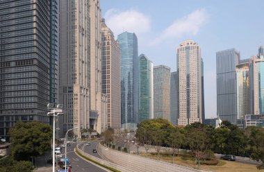 Lujiazui finans bölgesine gökdelenler binalar Shanghai'da manzara. Shanghai Lujiazui en etkili finansal merkezi Çin biridir.