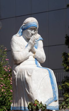 Rahibe Teresa heykeli önünde St Paul Katedrali Tirana, Arnavutluk.