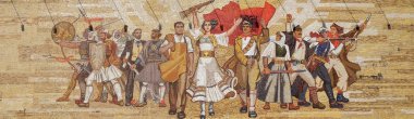 Yukarıda şekil Sosyalist propaganda ve kahramanca devrimci, Tiran, Arnavutluk Ulusal Tarih Müzesi Mozaik.