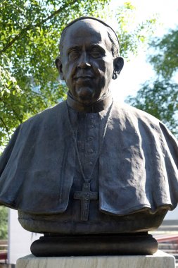 Tiran, Arnavutluk ortasına Papa Francis heykeli.