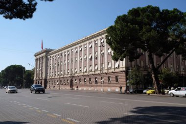 Arnavutluk'ta Bulvarı'nda Bulevardi Deshmoret e Kombit, Tiran, Arnavutluk bina evi Parlamentosu.