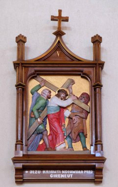 5 istasyonları haç, Simon Cyrene taşır cross, Rahibe Teresa katedralde Vau ben Dejes, Arnavutluk.