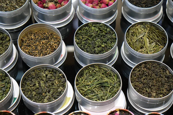 上海で中国茶の店の販売のため公開されている金属製のポットの紅茶各種 — ストック写真