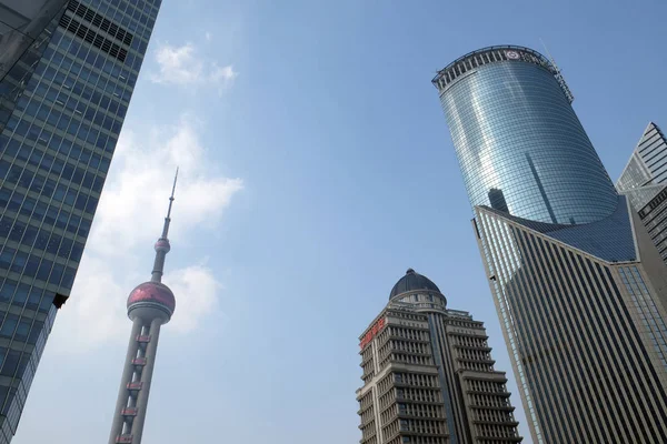 上海の浦東東側の金融タワー — ストック写真