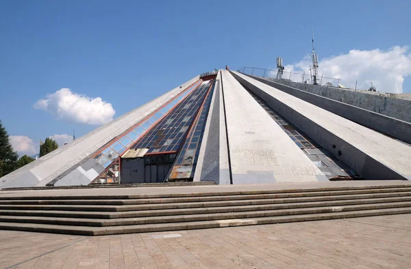 Пирамида Центре Тираны Бывший Музей Энвера Ходжи Тирана Албания — стоковое фото