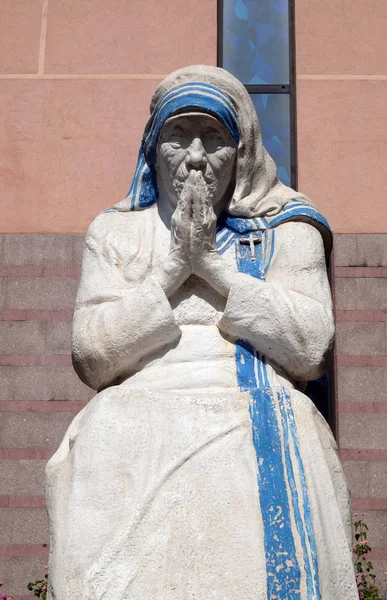 Moder Teresas Staty Framför Paul Cathedral Tirana Albanien — Stockfoto