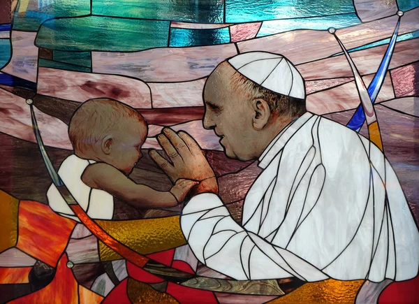 教皇弗朗西斯 在阿尔巴尼亚地拉那圣保禄大教堂的彩绘玻璃窗 — 图库照片