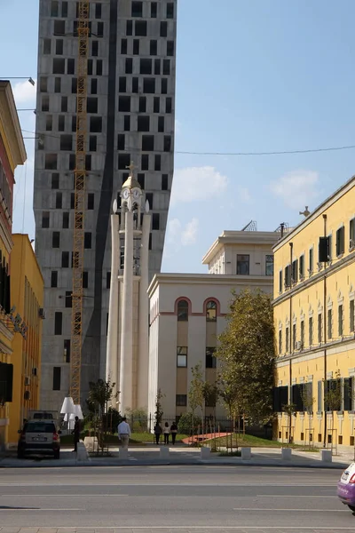 新しい高層建設 2016 日にティラナ アルバニア正教会の影に隠れて — ストック写真