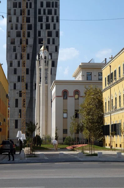 新しい高層建設 2016 日にティラナ アルバニア正教会の影に隠れて — ストック写真