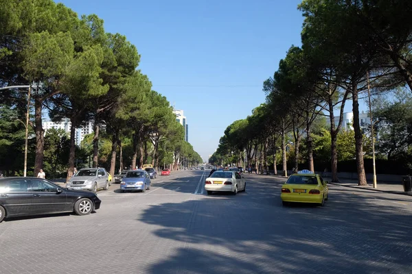 Вид Бульвар Bulevardi Deshmoret Kombit Тиране Албания — стоковое фото
