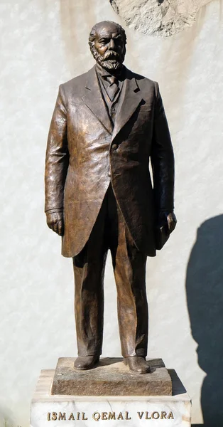 Estátua Ismail Qemal Bej Vlora Tirana Albânia — Fotografia de Stock