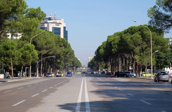 Vista Longo Avenida Bulevardi Deshmoret Kombit Tirana Albânia — Fotografia de Stock