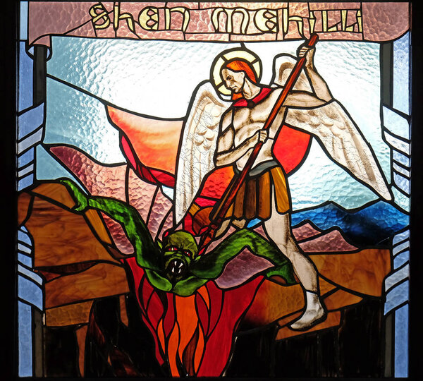 Витраж Михаила в соборе Матери Терезы в Вау-и-Дейес, Албания
.