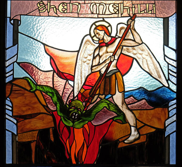 Витраж Михаила в соборе Матери Терезы в Вау-и-Дейес, Албания
.