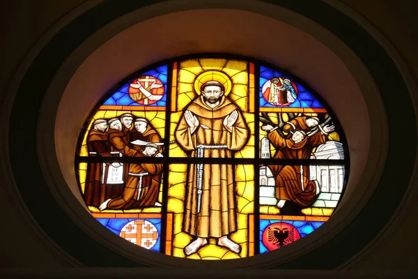 圣弗朗西斯的阿西西 彩绘玻璃窗口在圣斯蒂芬大教堂在斯库台 阿尔巴尼亚 — 图库照片