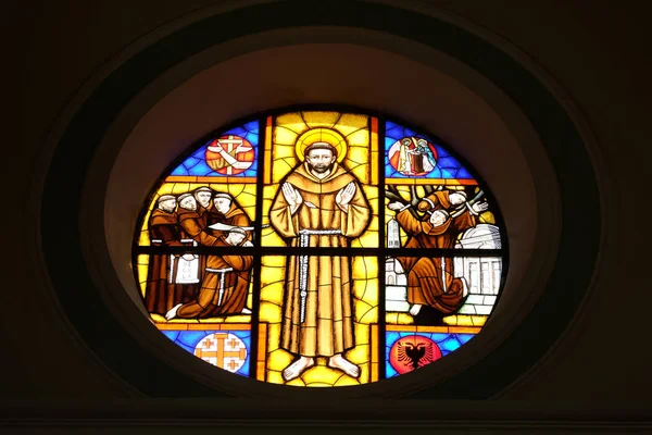 Shkoder アルバニアの聖シュテファン大聖堂のステンド グラスの窓 アッシジのフランチェスコを聖します — ストック写真