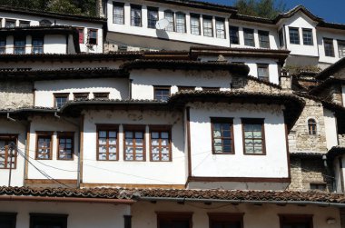 Eski şehir Berat Arnavutluk beyaz şehir bilinen geleneksel Osmanlı evleri.