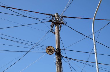 Elektrik ve iletişim kabloları, Televizyon antenler Kavaje, Arnavutluk'ta bir arapsaçı.