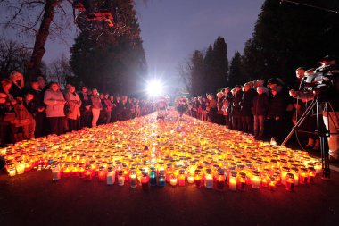 Zagreb mezarlığı Mirogoj üzerinde tüm azizler günü vefat eden aile fertleri için 01 Kasım 2016 ışık mumlar binlerce insan tarafından ziyaret.