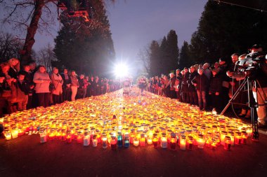 Zagreb mezarlığı Mirogoj üzerinde tüm azizler günü vefat eden aile fertleri için 01 Kasım 2016 ışık mumlar binlerce insan tarafından ziyaret.