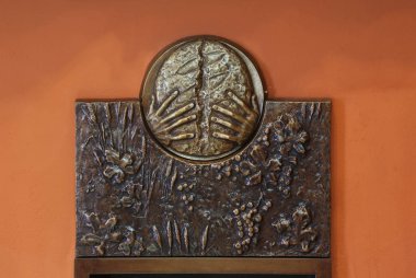 Eucharist, Zagreb, Hırvatistan'daki Aziz Dismas Şapel kabartma sembolleri.