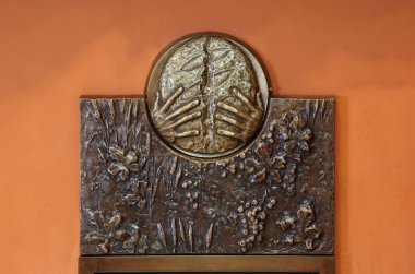 Eucharist, Zagreb, Hırvatistan'daki Aziz Dismas Şapel kabartma sembolleri.