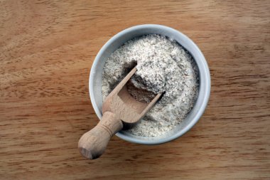 Seramik bir kapta un