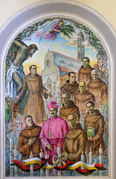 描绘在阿尔巴尼亚斯库台的圣斯蒂芬大教堂的社会主义阿尔巴尼亚的宗教迫害的壁画 — 图库照片