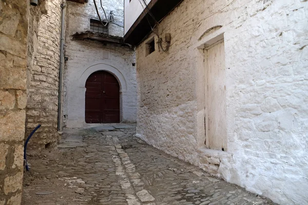 旧市街ベラト アルバニアの白として知られている伝統的なオスマン家 — ストック写真