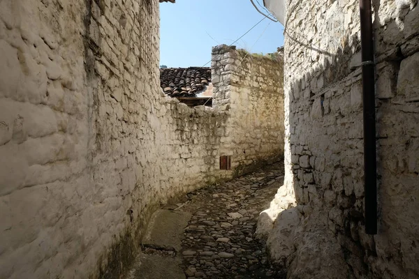 Estrecha Calle Piedra Adoquinada Con Casas Tradicionales Piedra Blanca Otomana — Foto de Stock