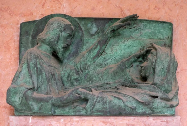ザグレブ クロアチアにおけるミロゴイ墓地の彫刻を喪 — ストック写真