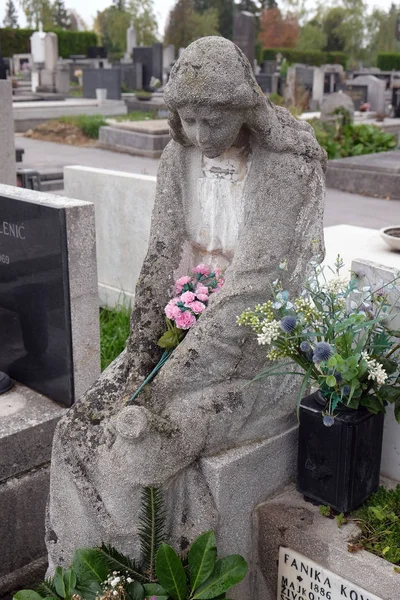 Sörjande Skulptur Mirogoj Kyrkogård Zagreb Kroatien — Stockfoto