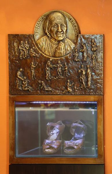 救济与场面从圣徒修女的生活加尔各答 圣简的教堂在克罗地亚萨格勒布 — 图库照片