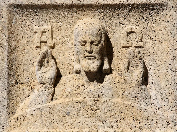 耶稣阿尔法和欧米茄墓石在 Mirogoj 公墓在克罗地亚萨格勒布 — 图库照片