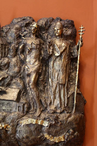 圣徒塞巴斯蒂安和费边 在克罗地亚萨格勒布圣简教堂的浮雕 — 图库照片