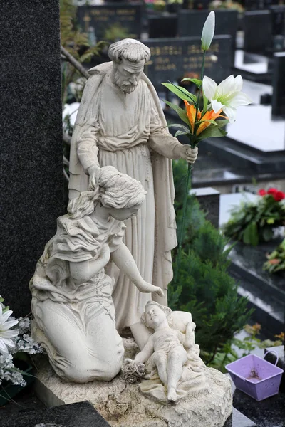 Kutsal Aile Mezar Taşı Üzerinde Mirogoj Mezarlığı Zagreb Hırvatistan — Stok fotoğraf