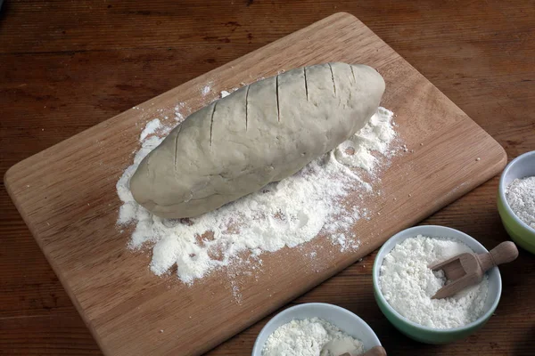 Baka Bröd Degen Träbord Med Mjöl — Stockfoto