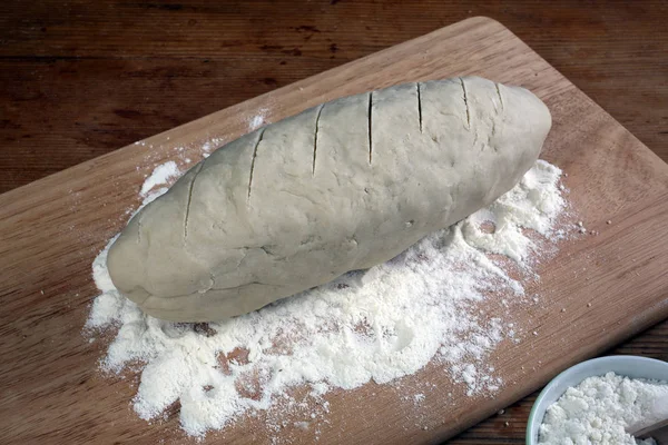 Brot Backen Teig Auf Holztisch Mit Mehl — Stockfoto