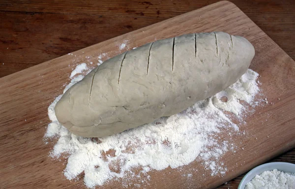 Memanggang Roti Adonan Meja Kayu Dengan Tepung — Stok Foto