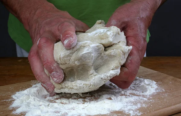 Bäcker Bereitet Teig Zum Brotbacken Vor — Stockfoto