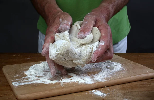 Пекарь Готовит Тесто Готовое Испечь Хлеб — стоковое фото