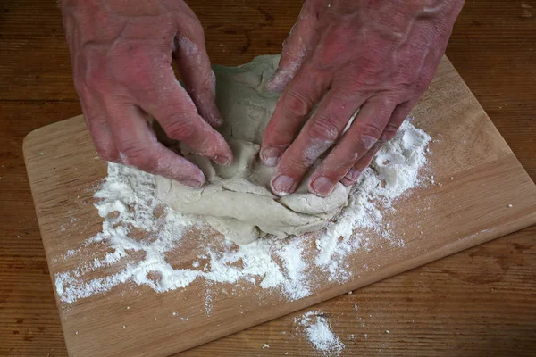 Baker Preparando Poco Masa Listo Para Hornear Poco Pan —  Fotos de Stock