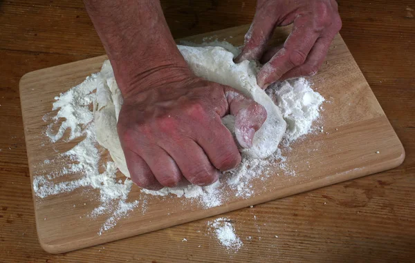 Baker Preparando Poco Masa Listo Para Hornear Poco Pan — Foto de Stock