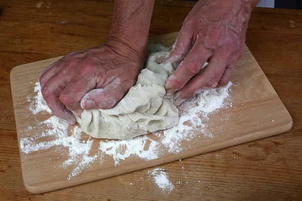 Baker Preparando Poco Masa Listo Para Hornear Poco Pan — Foto de Stock